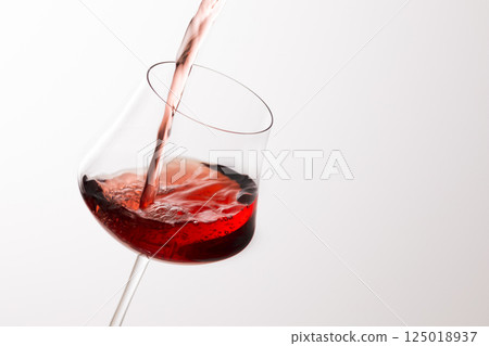 Pour the red wine into the glass Pour the red wine into the glass 125018937