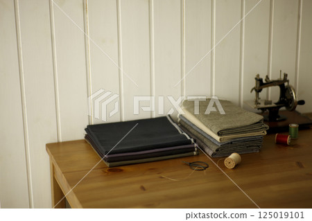 Linen fabric and antique sewing machine on the table 125019101