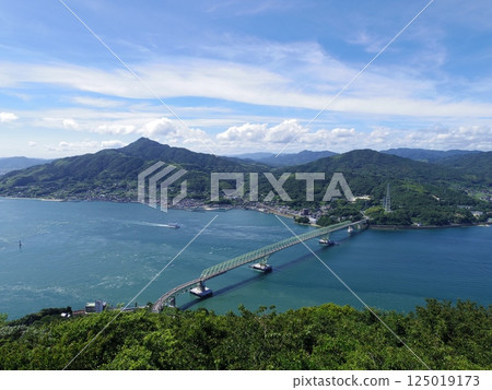從飯山瞭望台(山口縣周防大島町)看到的壯麗景色 從飯山瞭望台(山口縣周防大島町)看到的壯麗景色 125019173