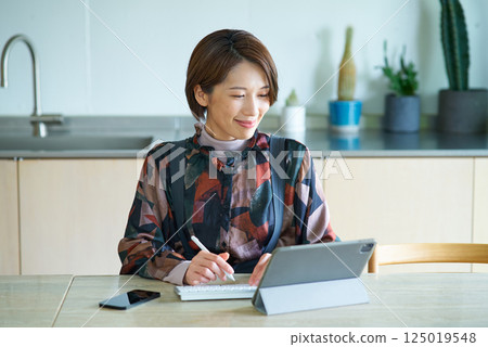 在客廳工作的女人 在客廳工作的女人 125019548