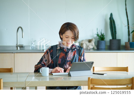 Woman working in the living room 125019555