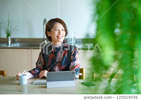 在客廳工作的女人 在客廳工作的女人 125019556