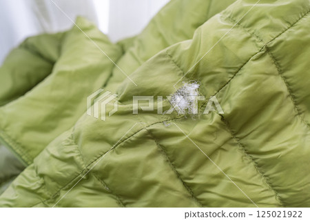 一件破爛的羽絨服，羽毛露了出來 125021922