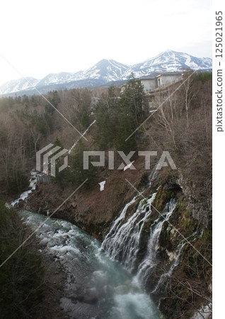 北海道美瑛的Shirahige Falls 125021965