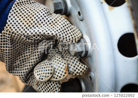 Fixing car tire with rim 125022002