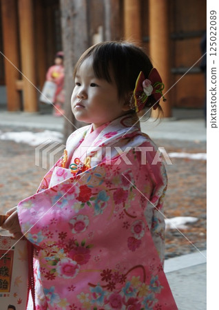 Girls enjoying Shichi-Go-San 125022089