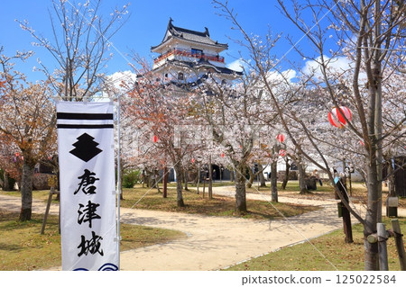 【佐賀縣】晴朗天氣下的唐津城樓與盛開的櫻花 125022584