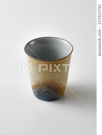手工製作的瓷杯，白色背景 125022782