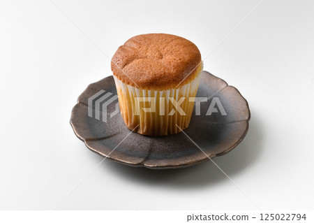 陶瓷盤中的杯子蛋糕 陶瓷盤中的杯子蛋糕 125022794