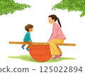 媽媽和兒子在蹺蹺板上玩耍 125022894
