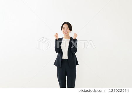 做拳頭泵的女商人 125022924