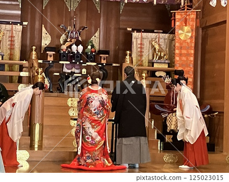 Wedding at a shrine: Bride and groom and shrine maiden 125023015