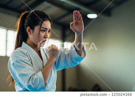 A woman preparing for karate 125024168