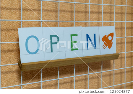 字母卡 OPEN 標誌 字母卡 OPEN 標誌 125024877