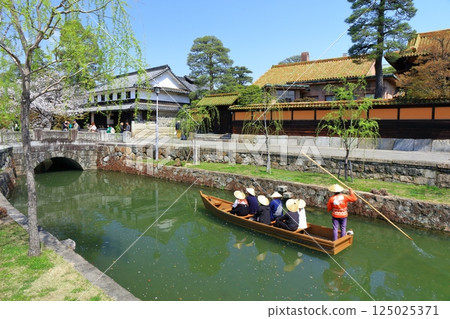 [Okayama Prefecture] Kurashiki Bikan Historical Quarter with cherry blossoms in spring 125025371