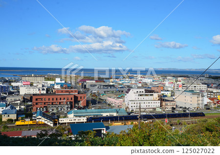 THE ROYAL EXPRESS arrives at Minami-Wakkanai Station and waits for shunting 125027022