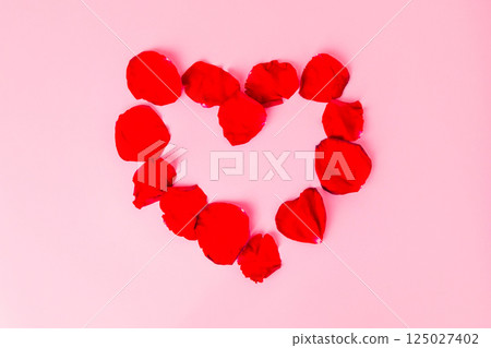 Heart made of rose petals  125027402