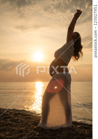 The Freedom Of A Pregnant Woman At The Sea  125027951