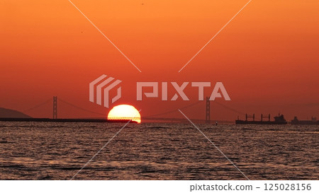 sun setting into the sea 125028156