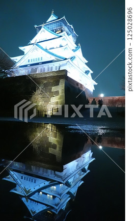 Japanese castle reflected on the water 125028696