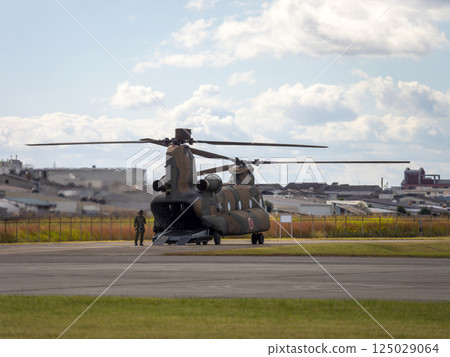 停泊在姚駐地的大型運輸直升機CH47JA 125029064