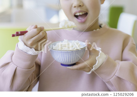 特寫鏡頭:一名小學生在餐廳吃飯時的嘴巴特寫。照片由東京電子專門學校、電波學園學校法人提供。 特寫鏡頭:一名小學生在餐廳吃飯時的嘴巴特寫。照片由東京電子專門學校、電波學園學校法人提供。 125029206