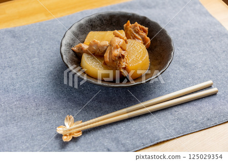 Simmered chicken and radish 125029354