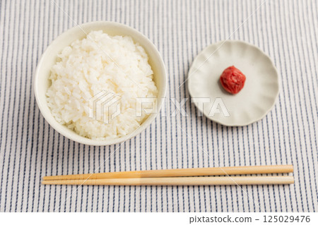 Umeboshi and white rice 125029476