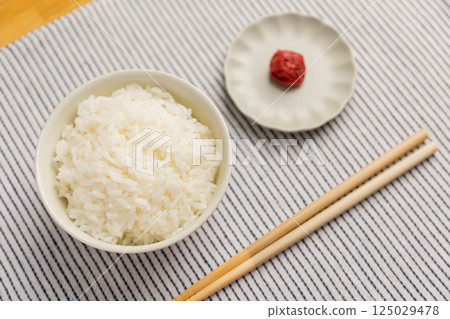 Umeboshi和白米飯 125029478