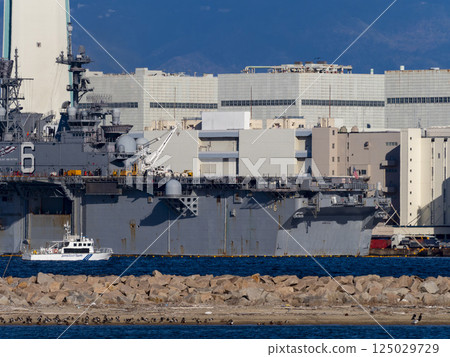 The America-class amphibious assault ship America, anchored in the southern port of Osaka. 125029729