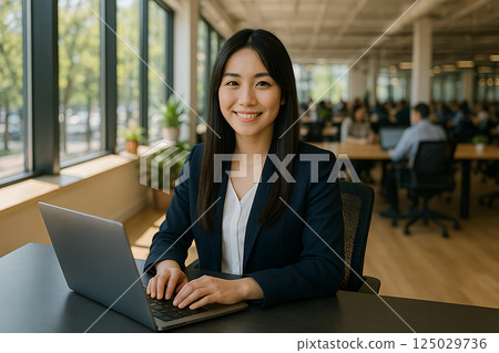 一位女士在時尚的辦公室使用電腦工作 125029736