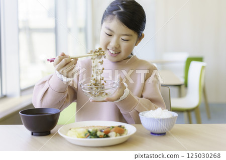 一名小學生在餐廳吃納豆。照片由東京電子專門學校、電波學園學校法人提供。 125030268