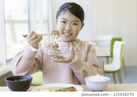An elementary school girl eating natto at a restaurant. Photo courtesy of Tokyo Electronics College, Denpa Gakuen School Corporation. An elementary school girl eating natto at a restaurant. Photo courtesy of Tokyo Electronics College, Denpa Gakuen School Corporation. 125030270