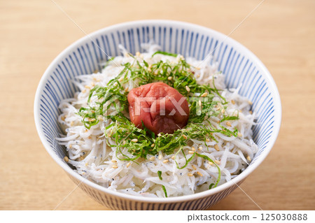 Boiled whitebait rice bowl topped with pickled plum 125030888