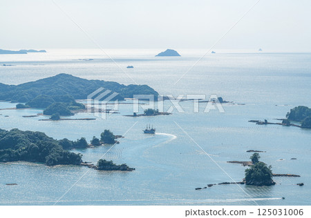 Sasebo City, Nagasaki Prefecture, Eight Views of the Kujuku Islands: A sightseeing boat sailing through the Kujuku Islands and the surrounding scenery as seen from Ishidake Observatory Sasebo City, Nagasaki Prefecture, Eight Views of the Kujuku Islands: A sightseeing boat sailing through the Kujuku Islands and the surrounding scenery as seen from Ishidake Observatory 125031006