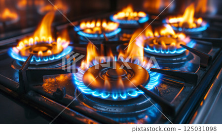 The gas stove used for cooking in the kitchen is ideal for cooking and storing food. 125031098