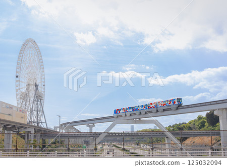 大阪單軌電車和摩天輪採用大阪關西世博會官方吉祥物Myakumyaku的設計。 大阪單軌電車和摩天輪採用大阪關西世博會官方吉祥物Myakumyaku的設計。 125032094