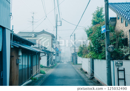 Morning mist in Satte city Morning mist in Satte city 125032490