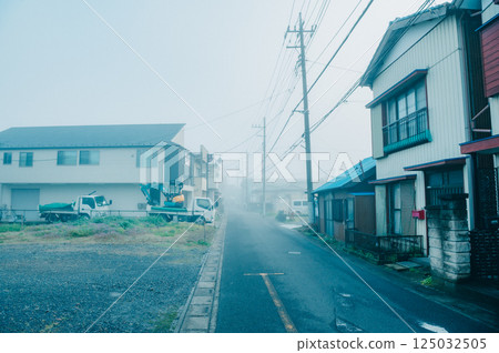 Morning mist in Satte city 125032505