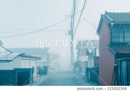 Morning mist in Satte city 125032508