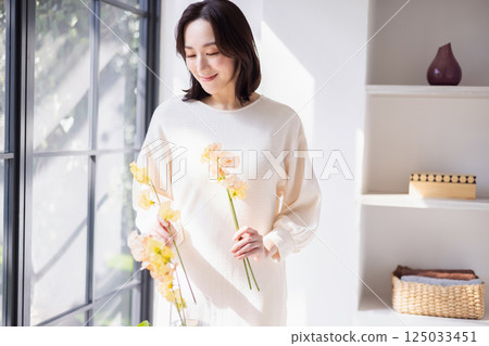 有花的一名婦女 125033451