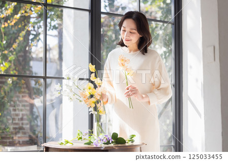 有花的一名婦女 125033455