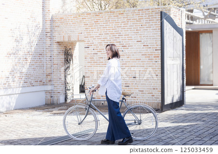 騎自行車的女人 125033459