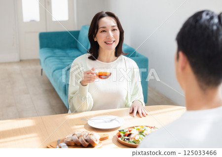一對夫婦吃早餐 125033466