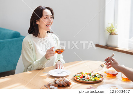一對夫婦吃早餐 125033467