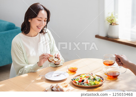 一對夫婦吃早餐 125033468