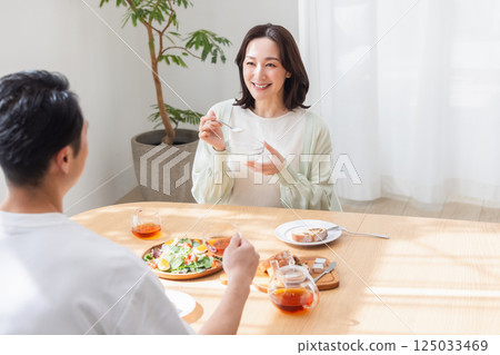 一對夫婦吃早餐 125033469