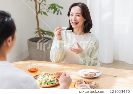 A couple who eats breakfast 125033470