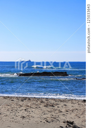[Iwaki, Fukushima Prefecture] A tanker floating on the beautiful Pacific Ocean 125033643