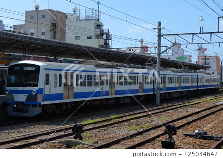 伊豆箱根鐵道1300系列列車停泊在三島站 125034642